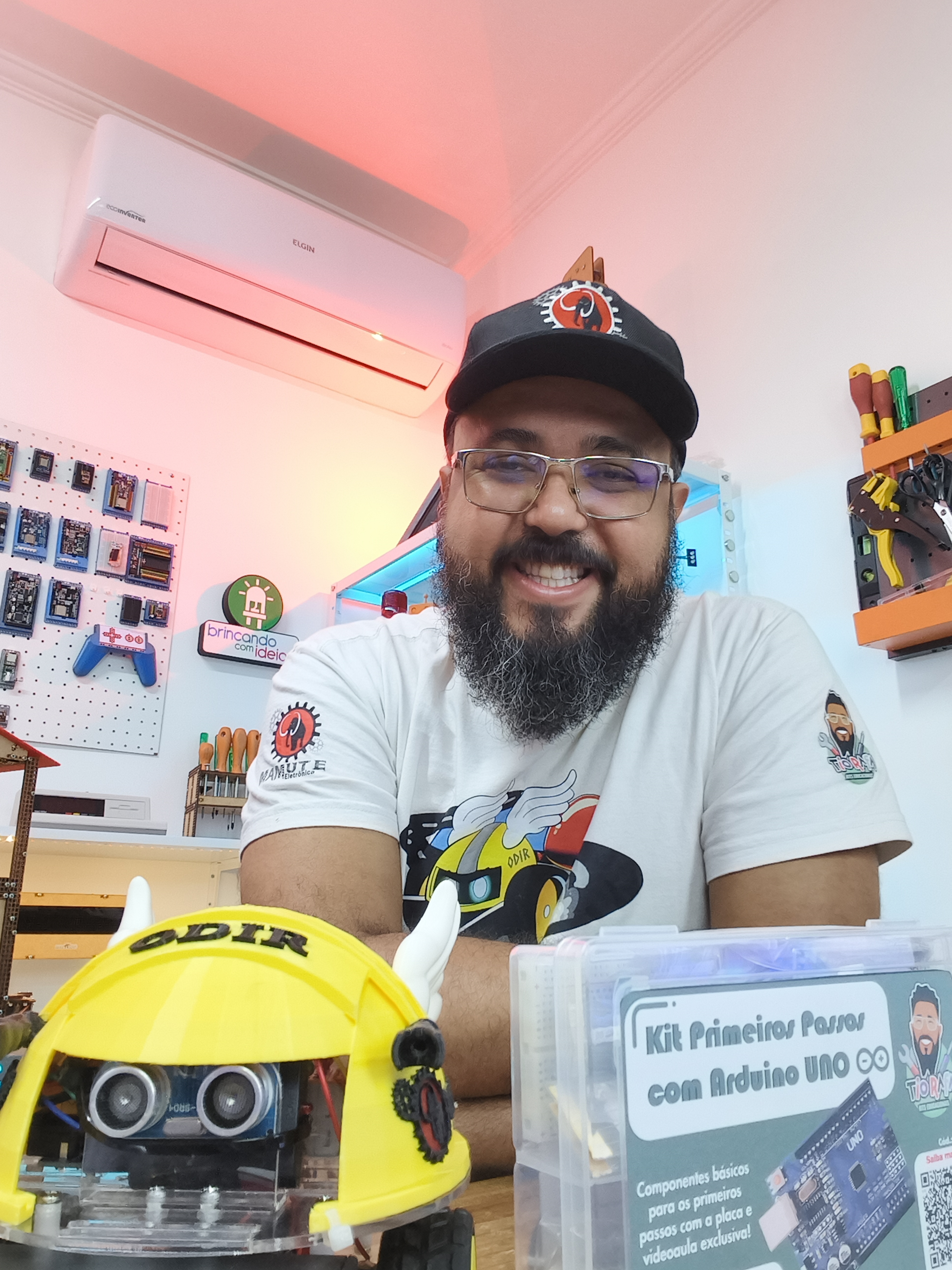 Tio Rafa em atividade de robótica educacional