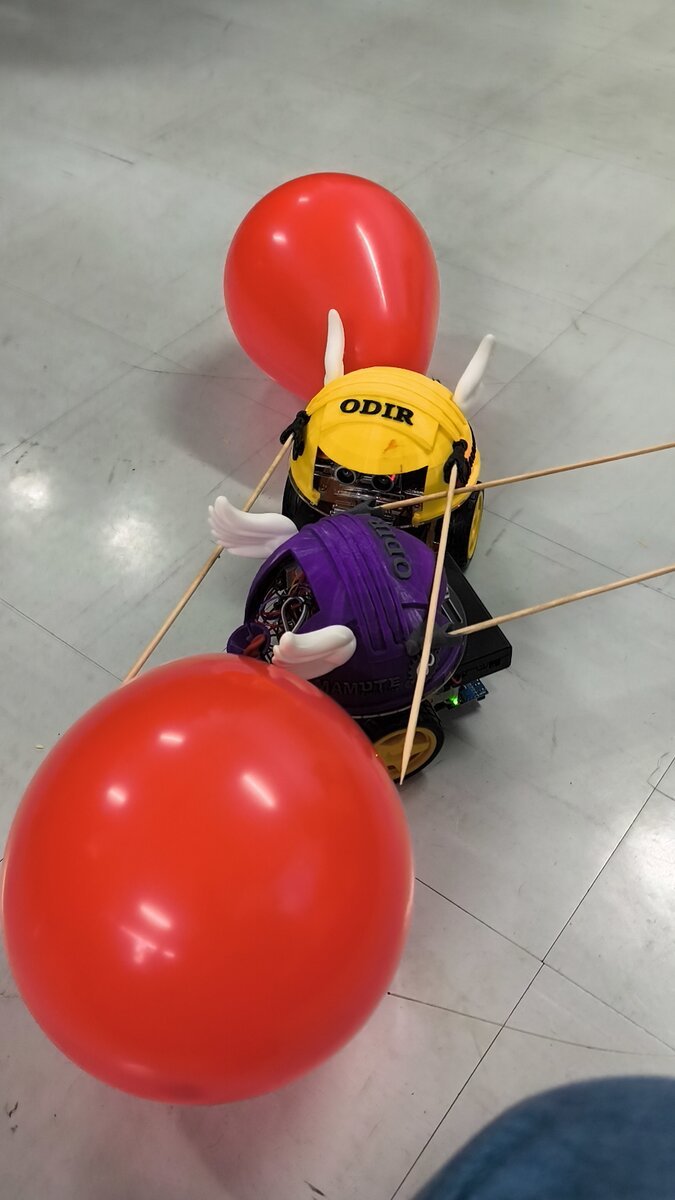 ODIR amarelo e roxo disputando o Duelo de Bexigas com balões vermelhos