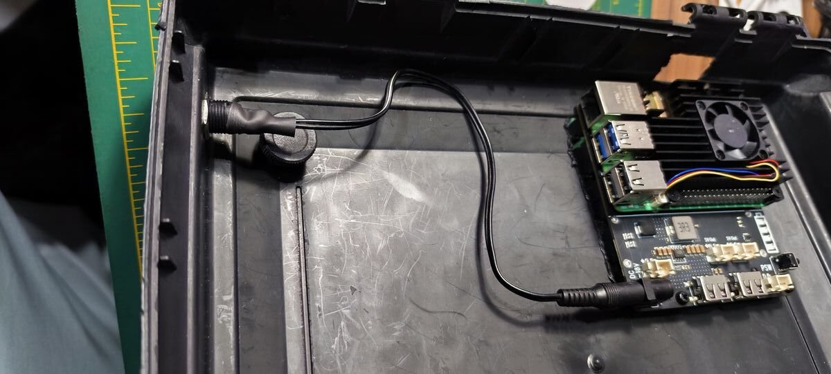 Cabo P4 instalado e conectado à entrada DC da placa UPS