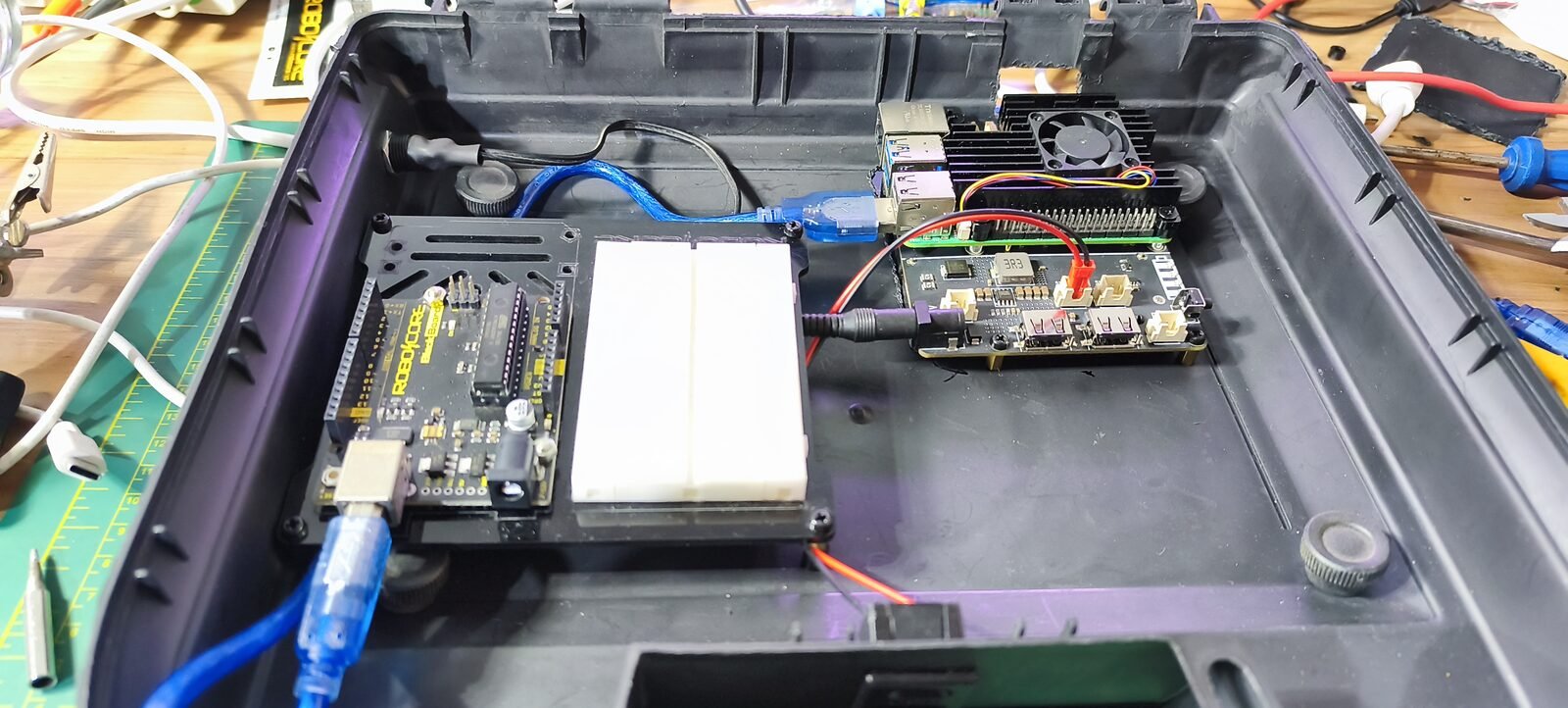 Base da maleta do BIG-S Cyberdeck montada, com Raspberry Pi 5, UPS e BlackBoard UNO R3 fixados