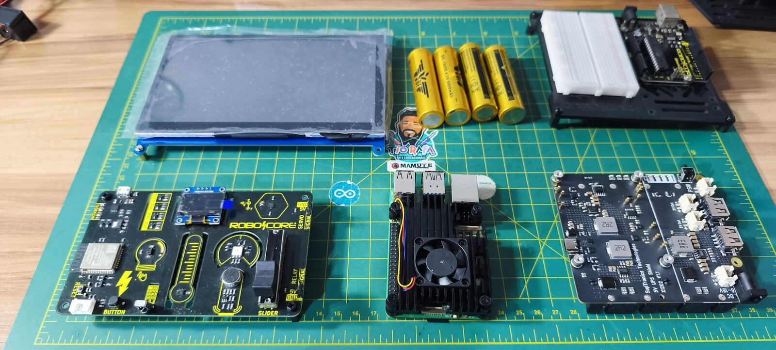 Peças do BIG-S Cyberdeck: Raspberry Pi 5, tela touchscreen, BlackBoard UNO e Wisdom ESP32, baterias