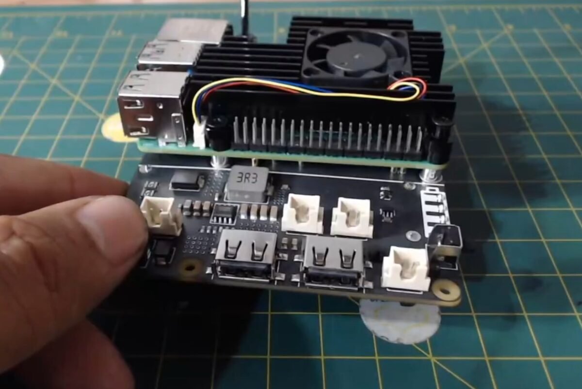 Raspberry Pi 5 montado sobre a placa UPS